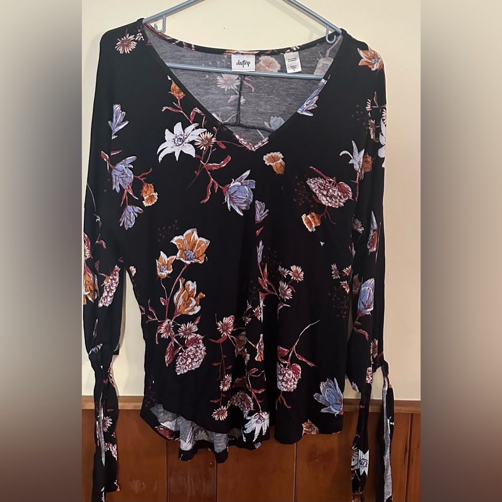 DAYTRIP size SMALL, black floral, V-neck, 3/4 length sleeved top.